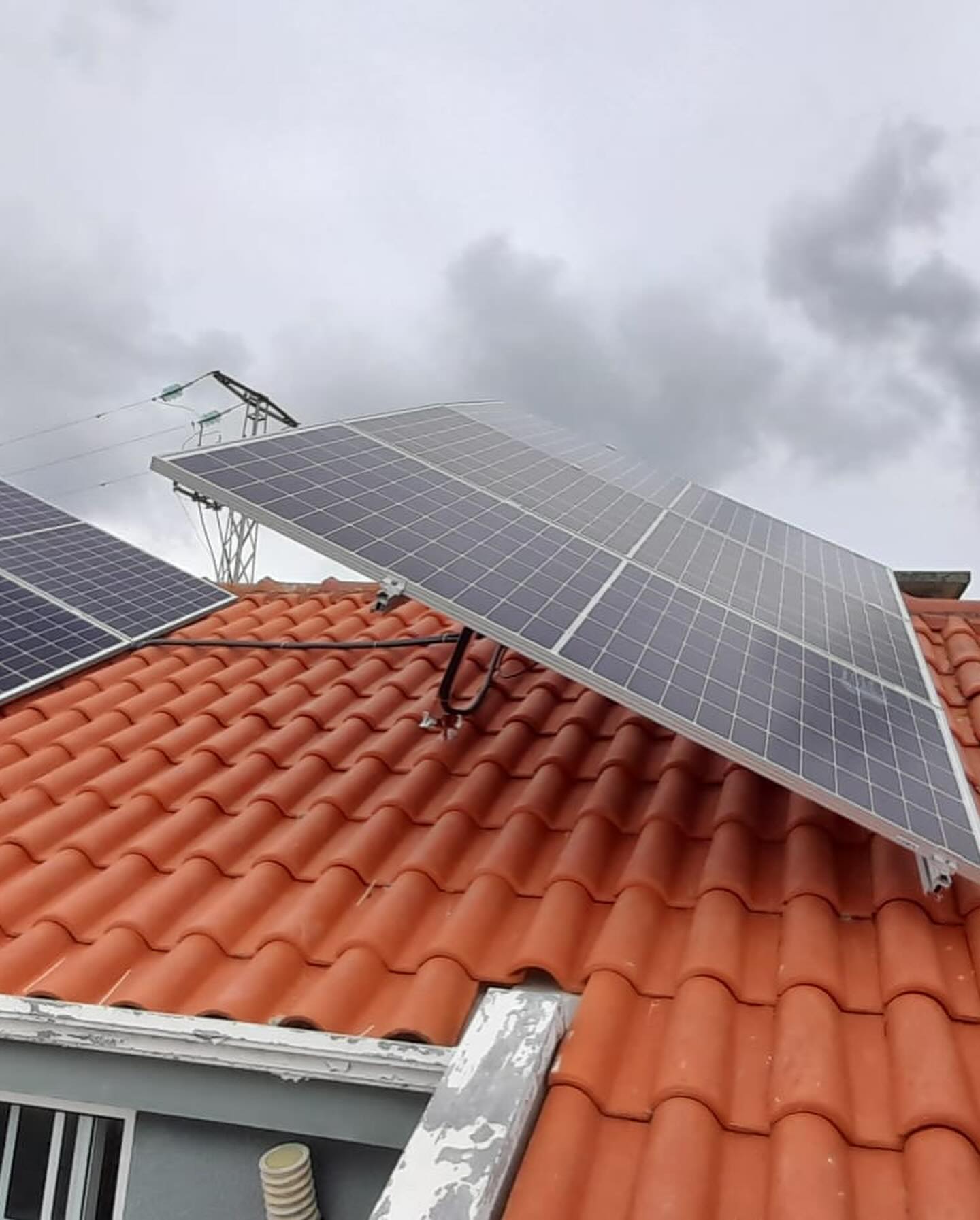 Painéis solares instalados em telhado de habitação
