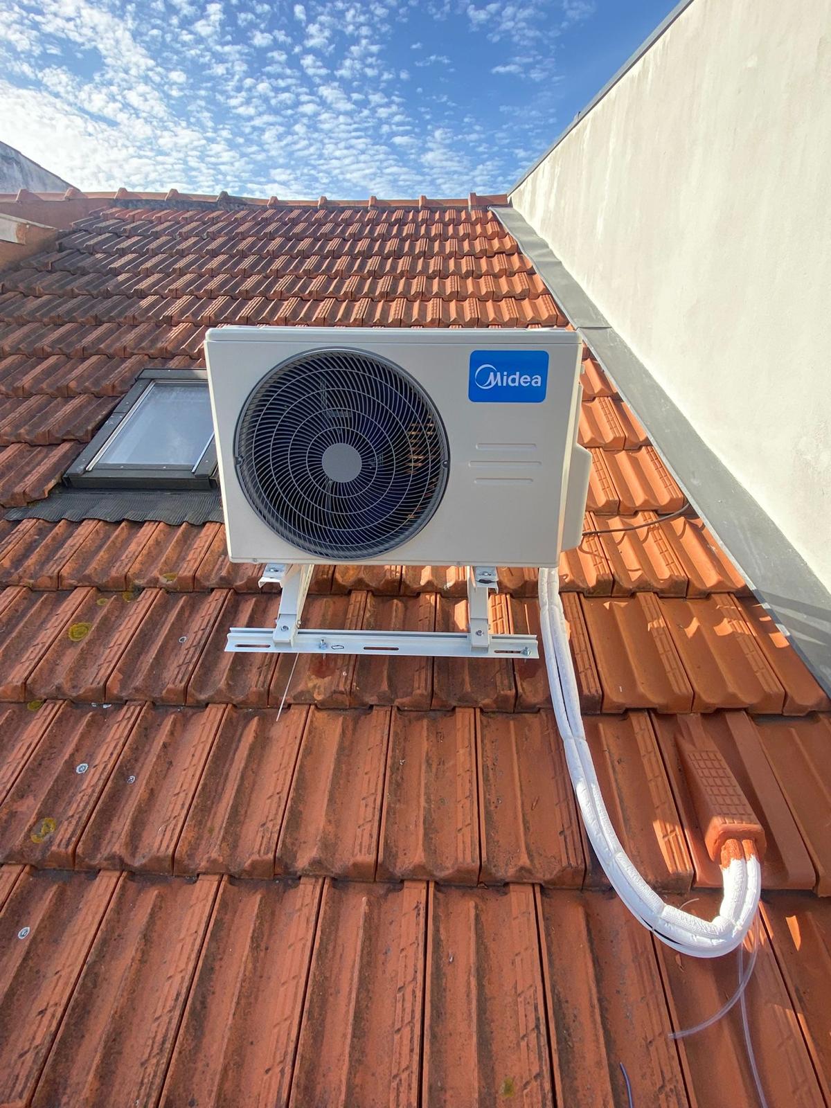 Unidade exterior ar condicionado Midea no telhado