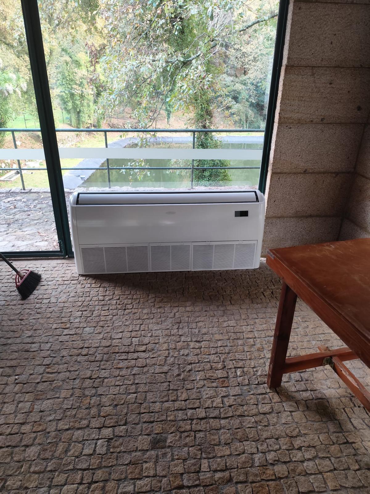 Ar condicionado consola chão instalado em espaço com jardim
