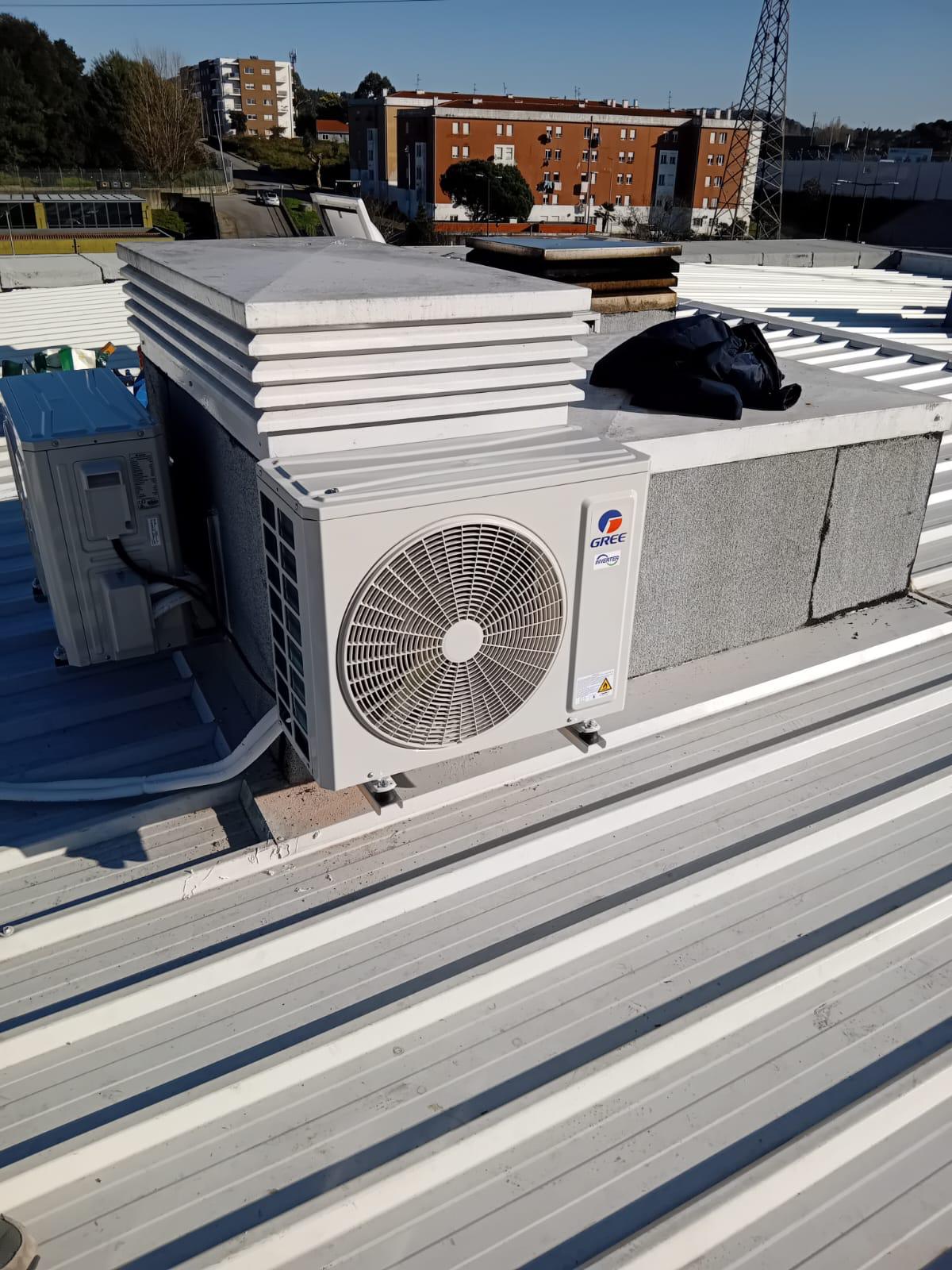 Unidade exterior GREE em terraço comercial